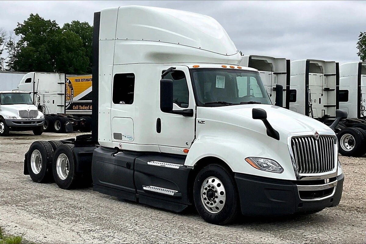 2022 International LT - image 3