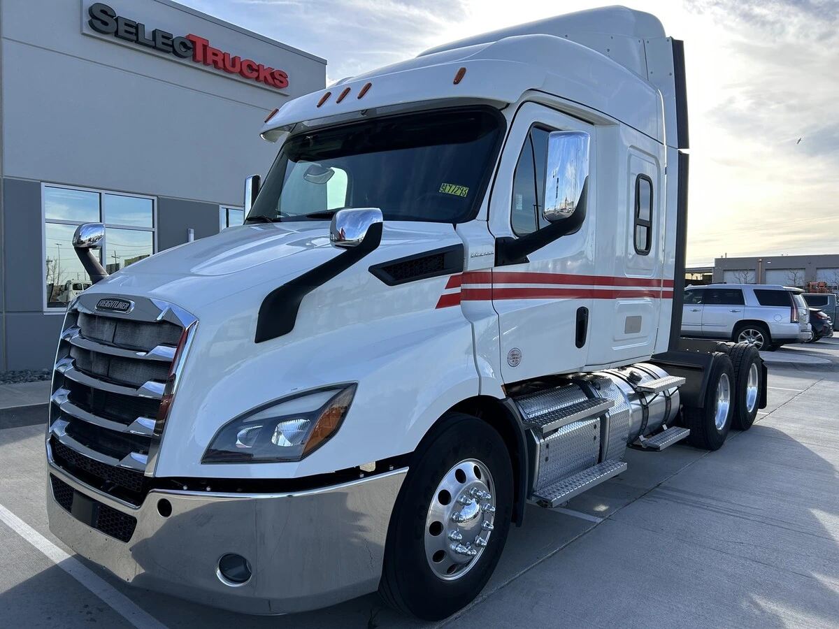 2020 Freightliner Cascadia - image 1