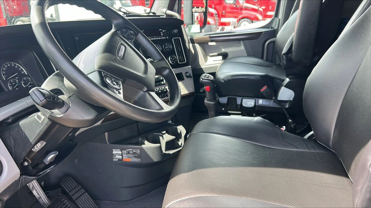 2022 Freightliner Cascadia - image 2