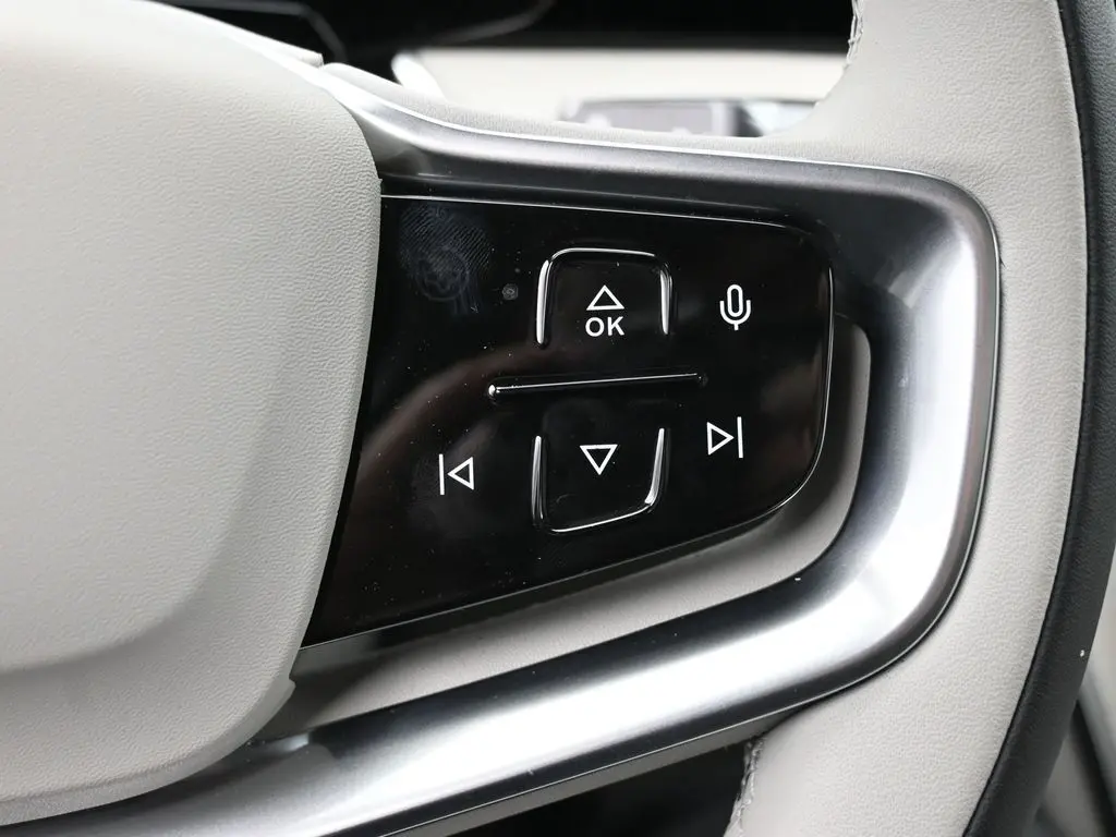 2025 Volvo - image 11