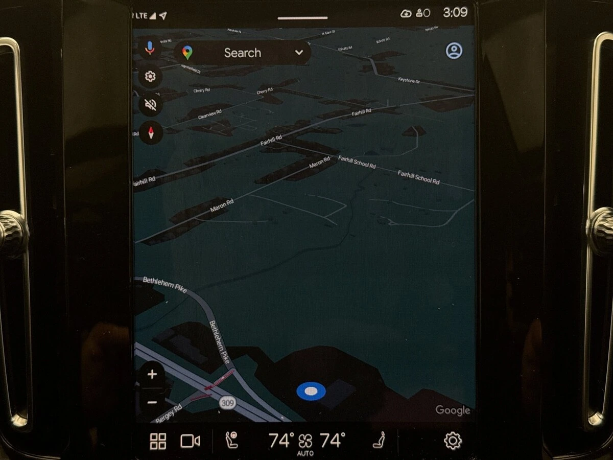 2025 Volvo - image 15