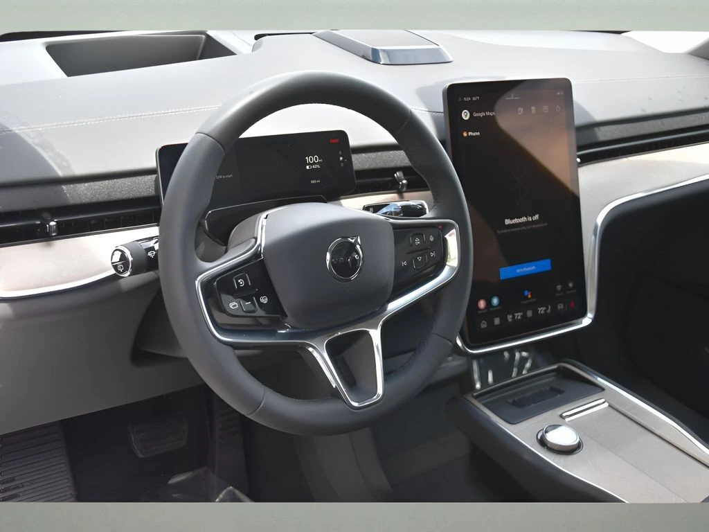 2025 Volvo - image 11