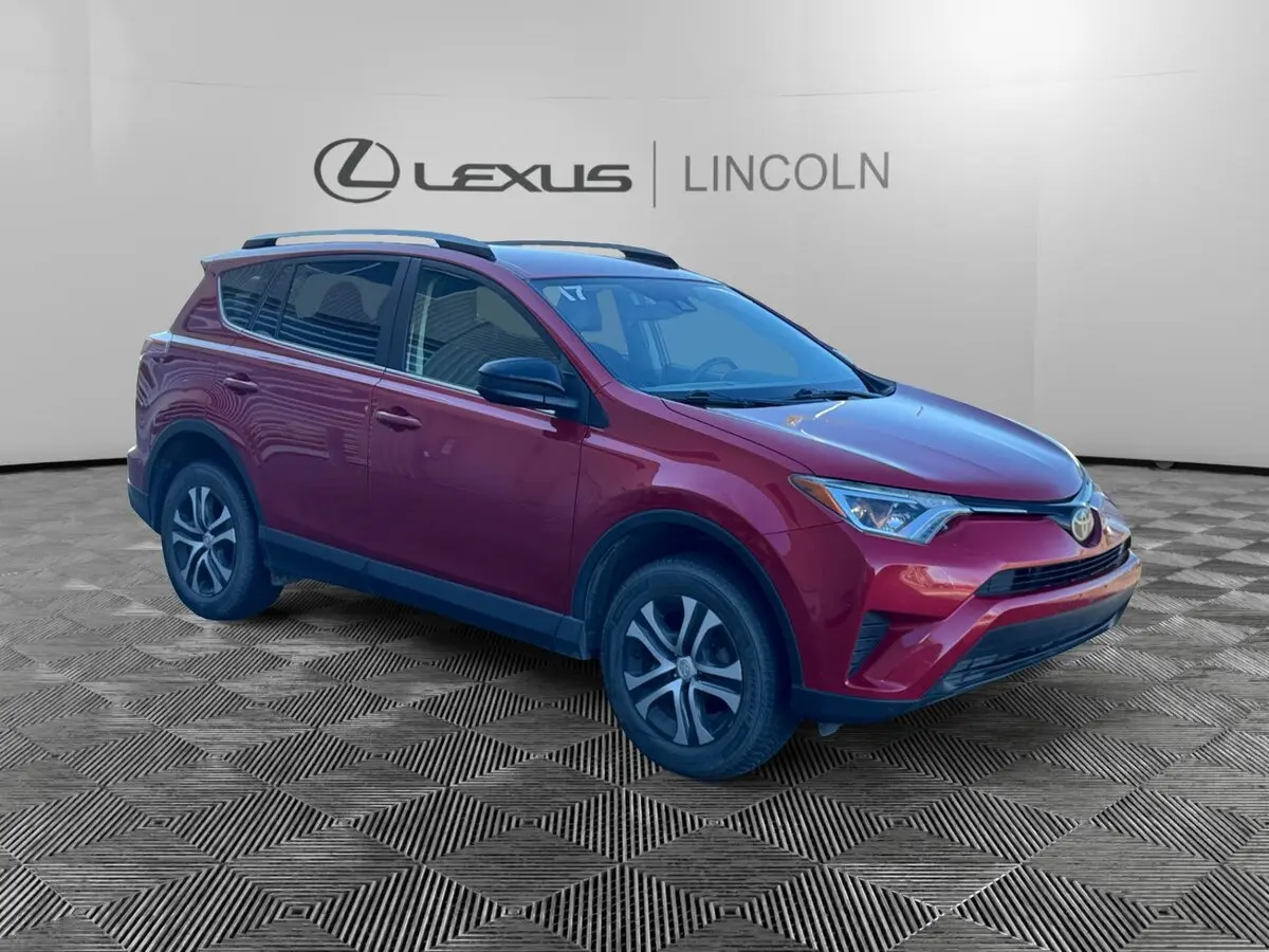 2017 Toyota RAV4 LE's photo