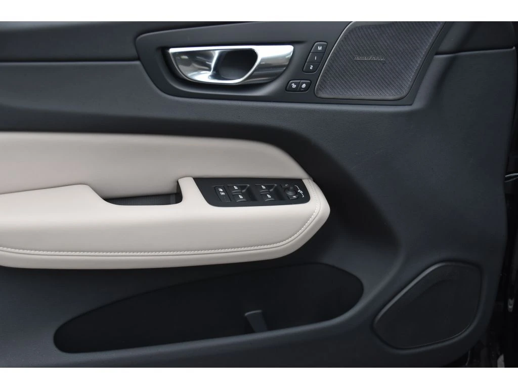 2026 Volvo - image 25