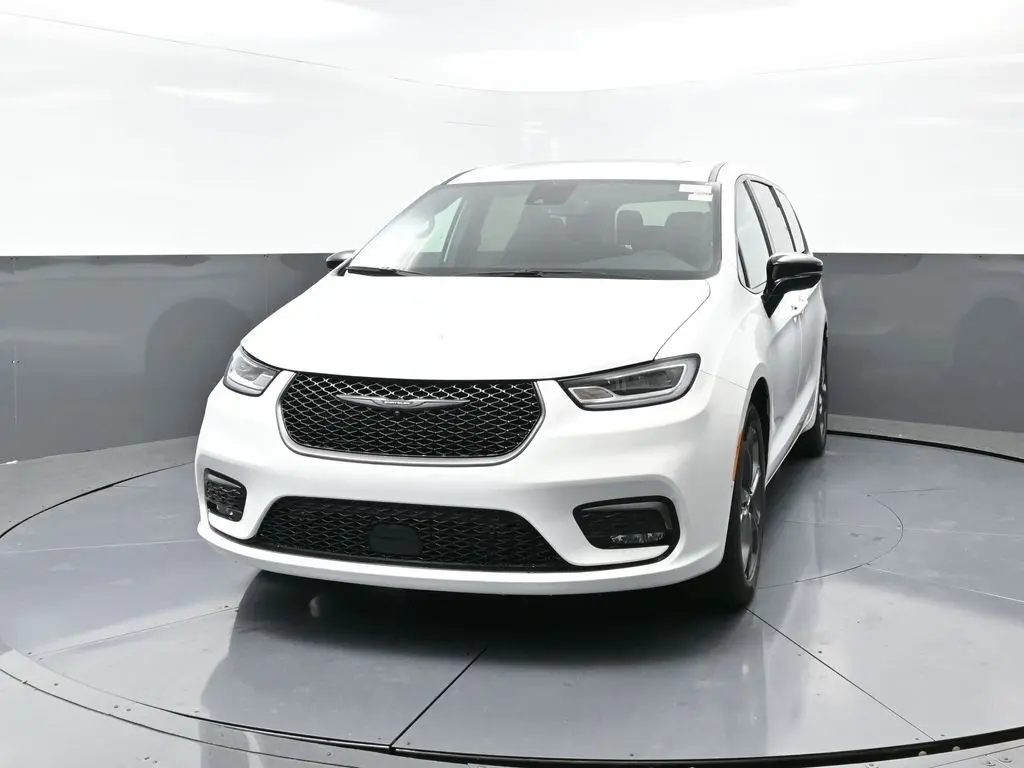 2026 Chrysler Pacifica photo 3