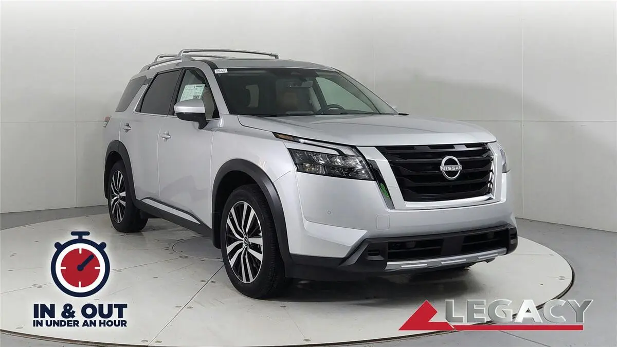 2025 Nissan Pathfinder Platinum's photo