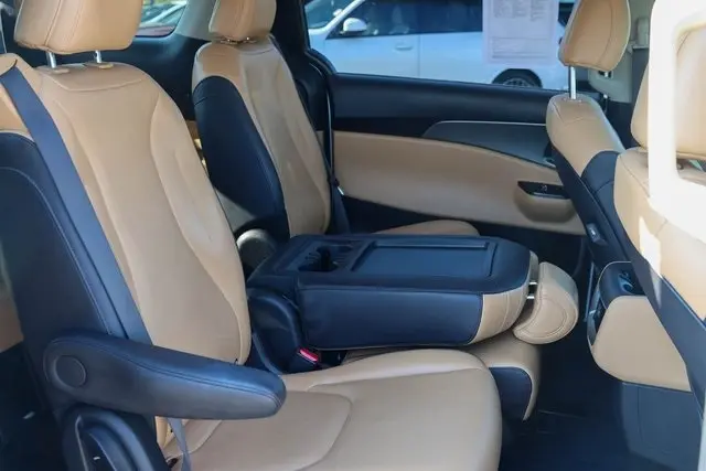 2024 Kia Carnival LX photo 15