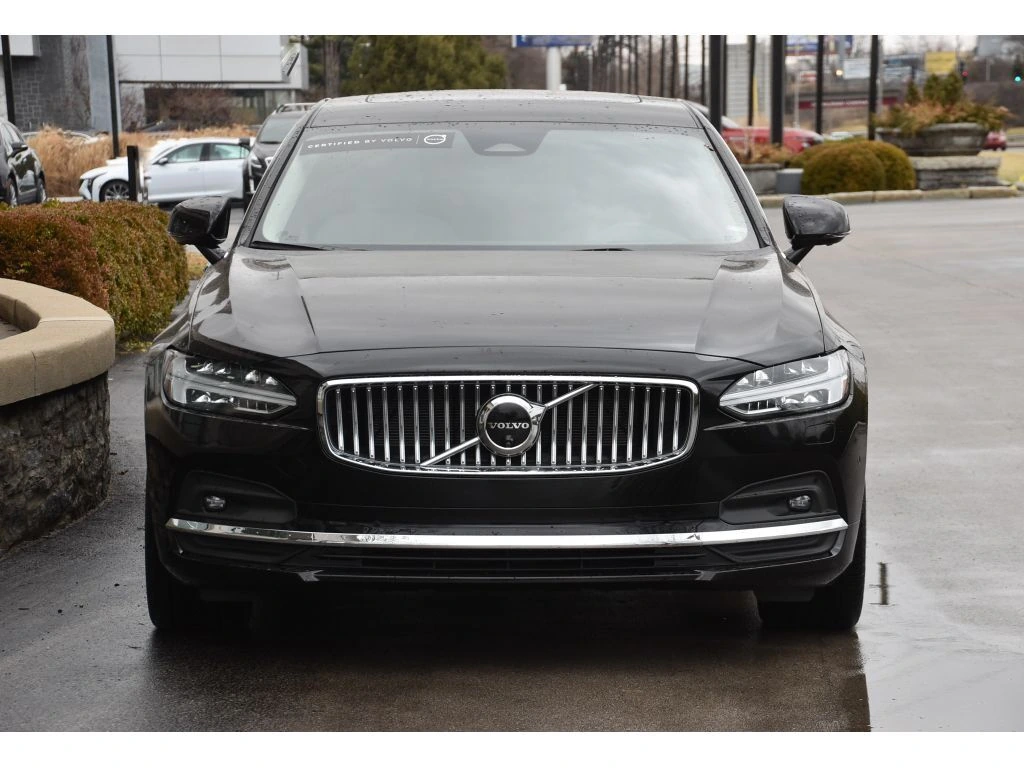 2025 Volvo - image 9