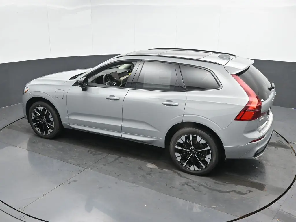 2026 Volvo - image 37
