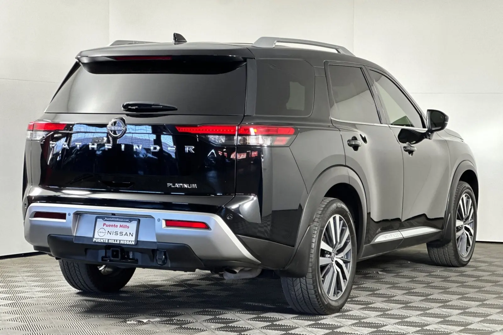 2022 Nissan Pathfinder Platinum photo 2