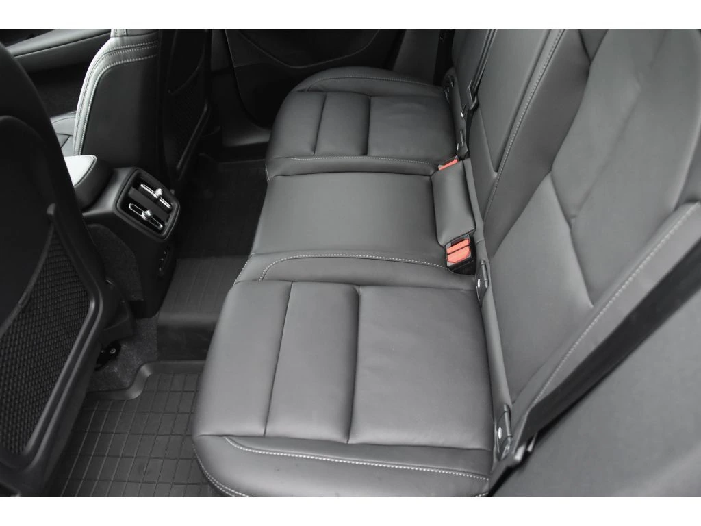 2025 Volvo - image 13