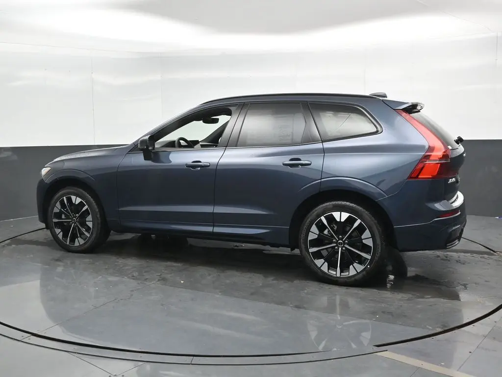 2026 Volvo - image 7