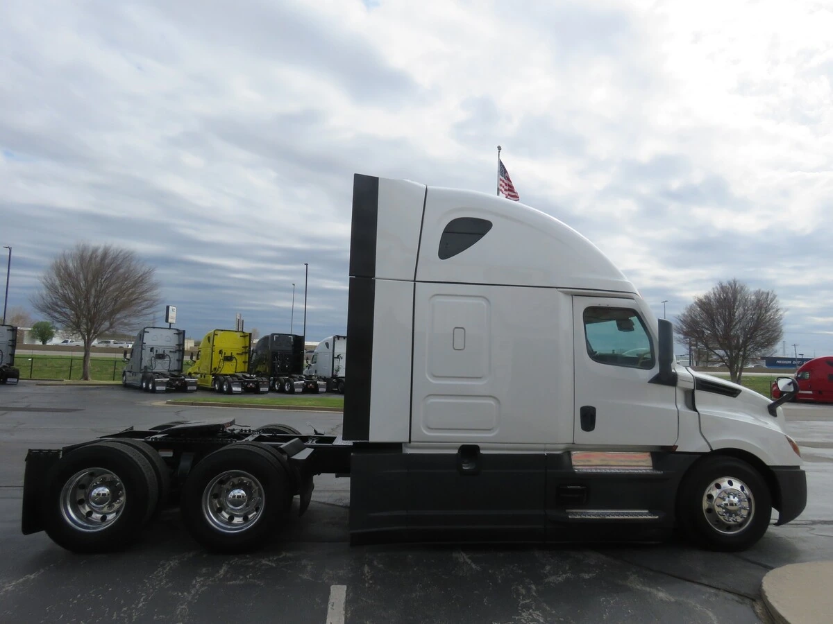 2024 Freightliner Cascadia - image 8