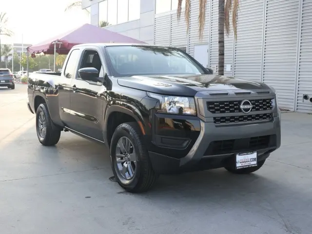 2025 Nissan Frontier SV's photo