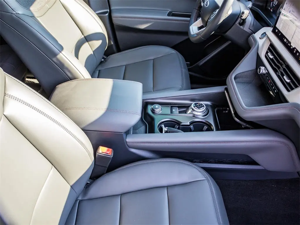 2025 Ford Explorer photo 15