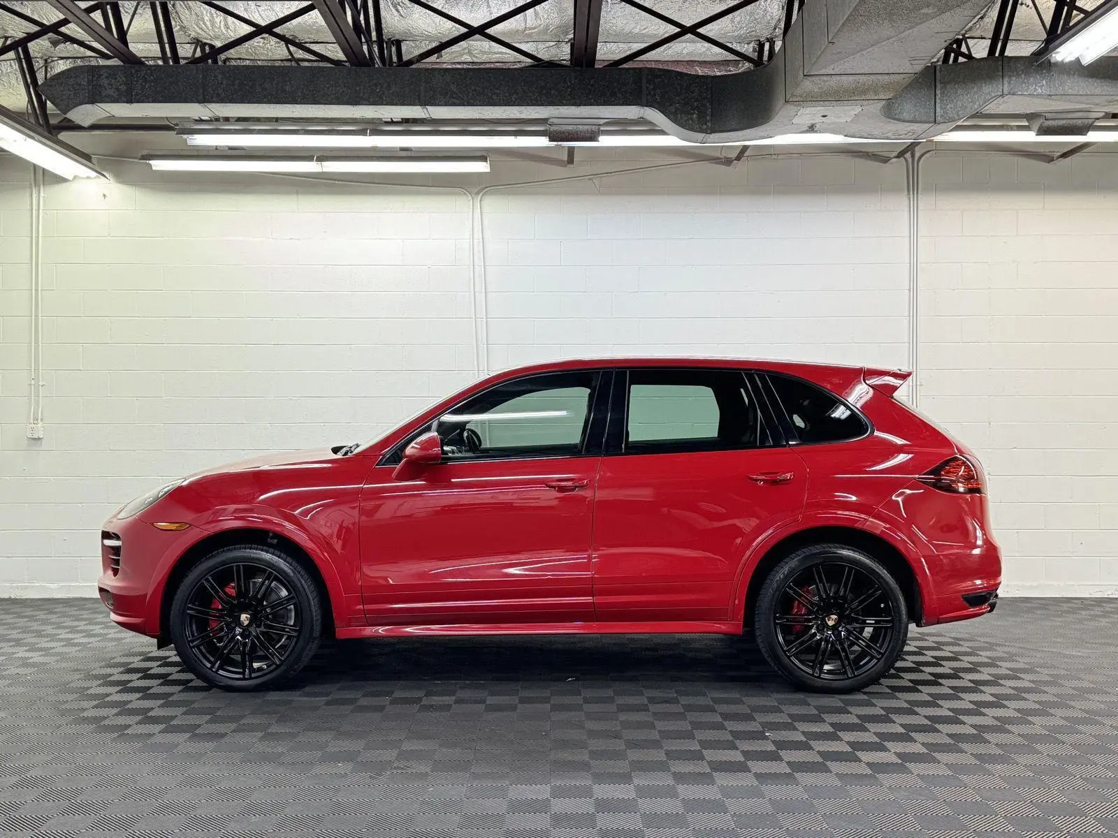 2013 Porsche Cayenne GTS photo 3