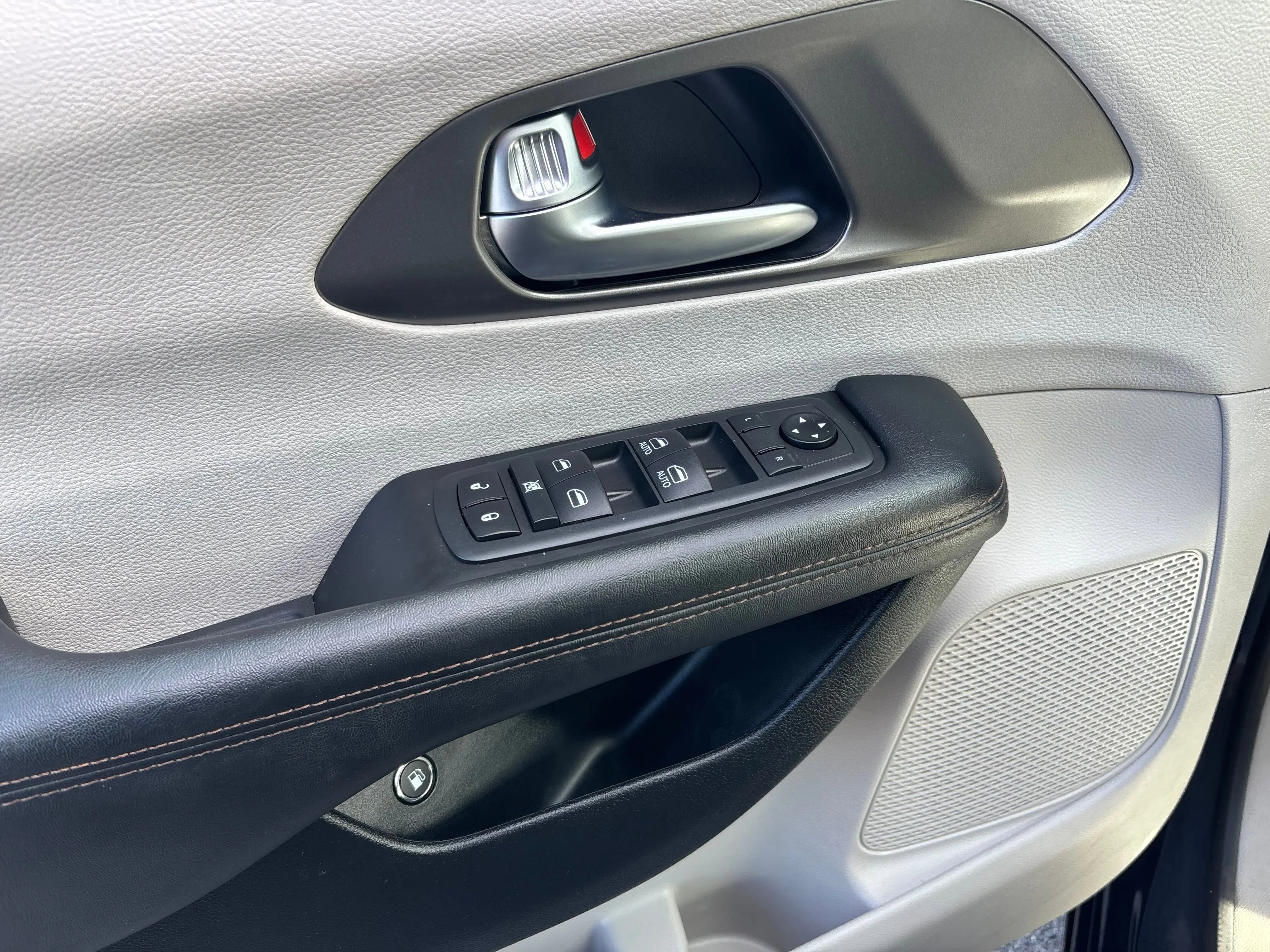 2020 Chrysler Pacifica Hybrid Touring L photo 10