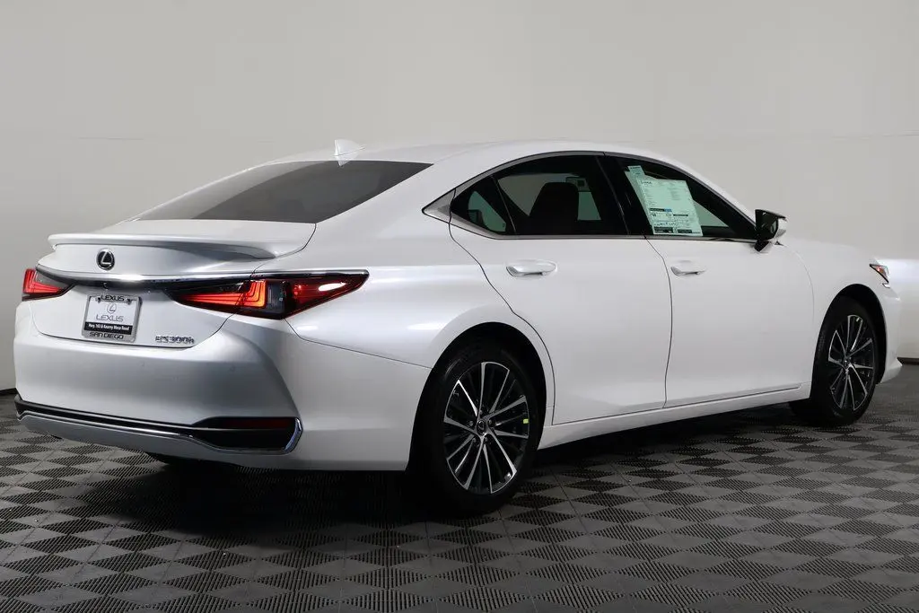 2025 Lexus ES 300h photo 2