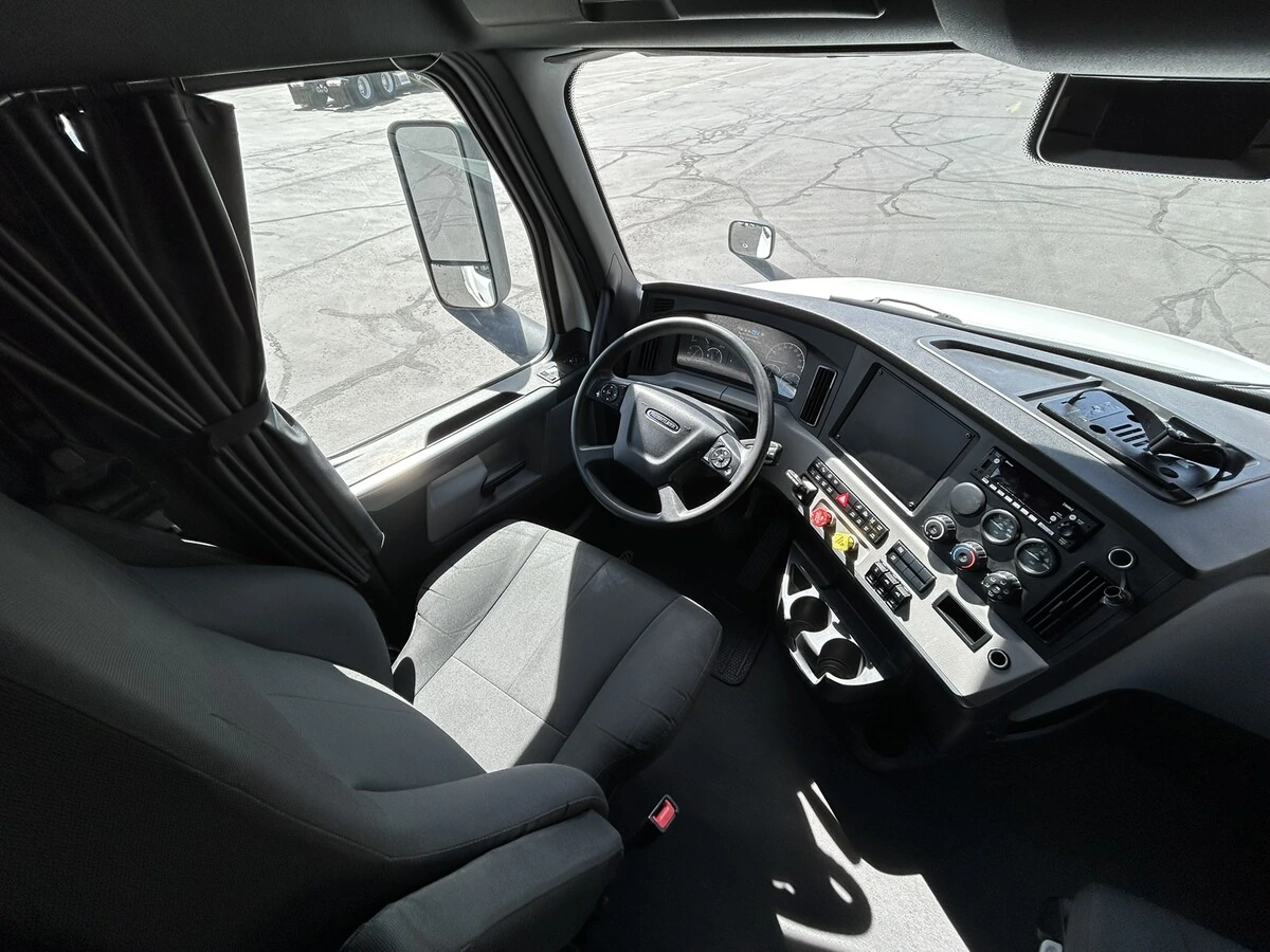 2022 Freightliner Cascadia - image 19