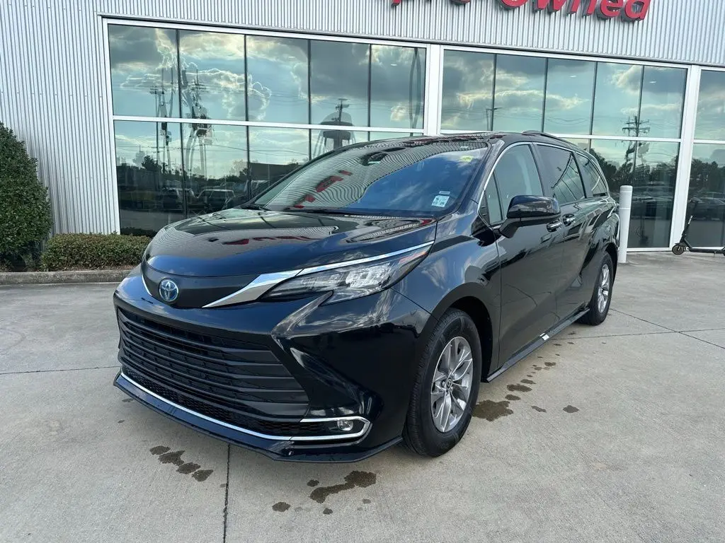2024 Toyota Sienna XLE's photo