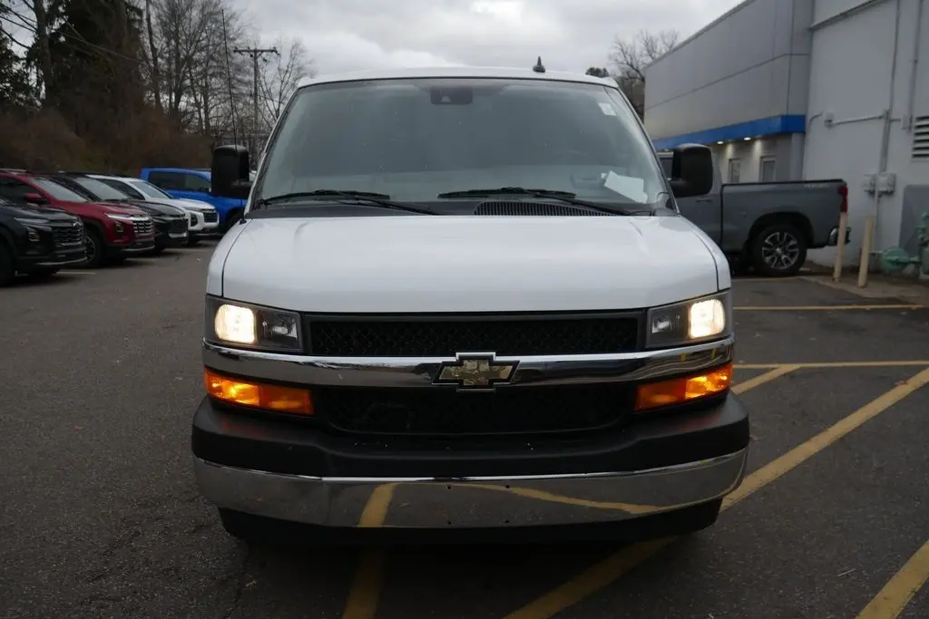 2022 Chevrolet Express 3500 LT Passenger photo 3