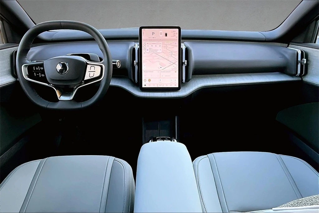 2025 Volvo - image 7