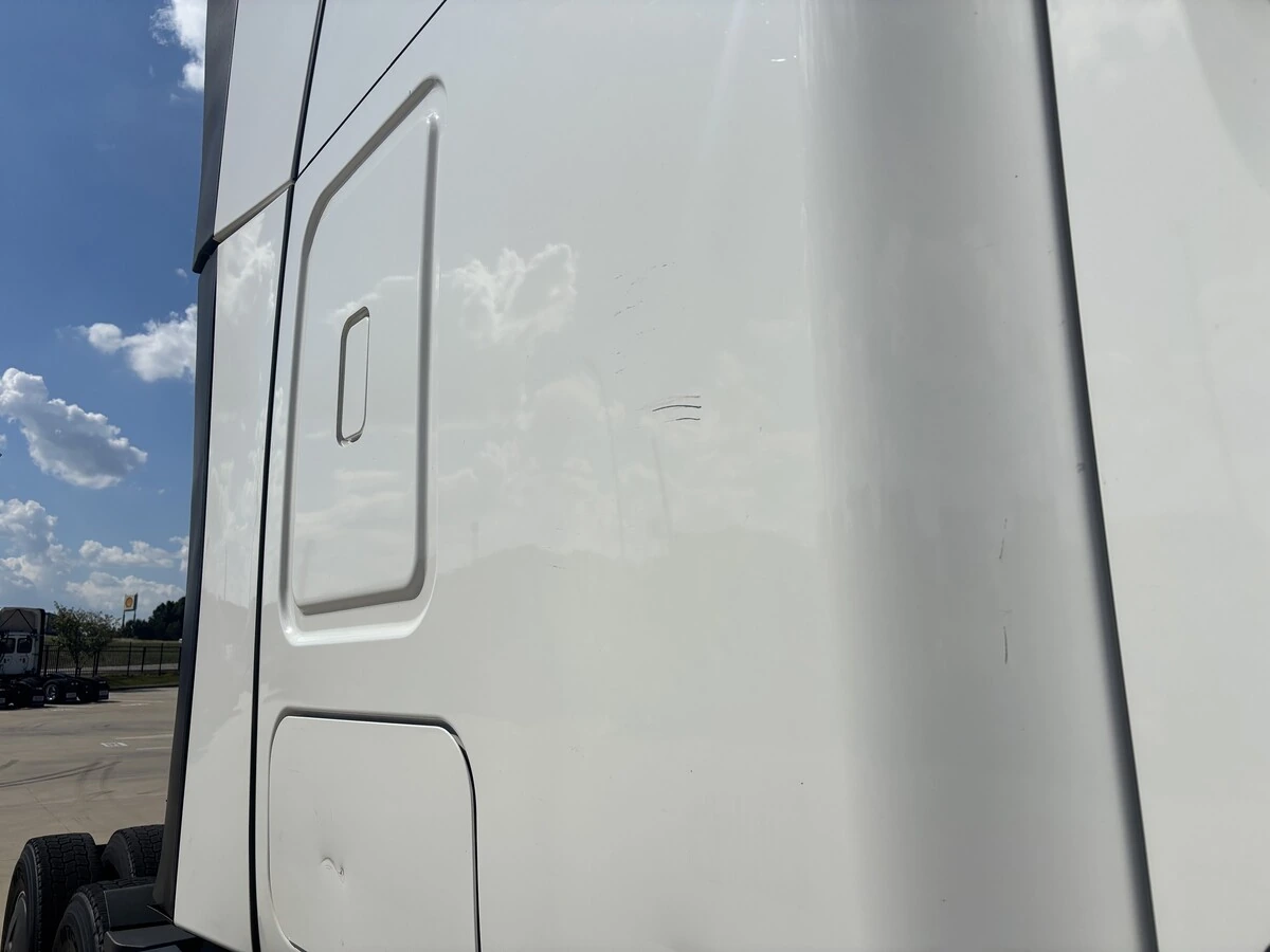 2022 Freightliner Cascadia — photo 8