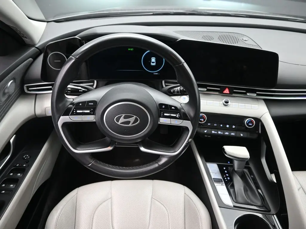 2024 Hyundai Elantra Limited photo 17