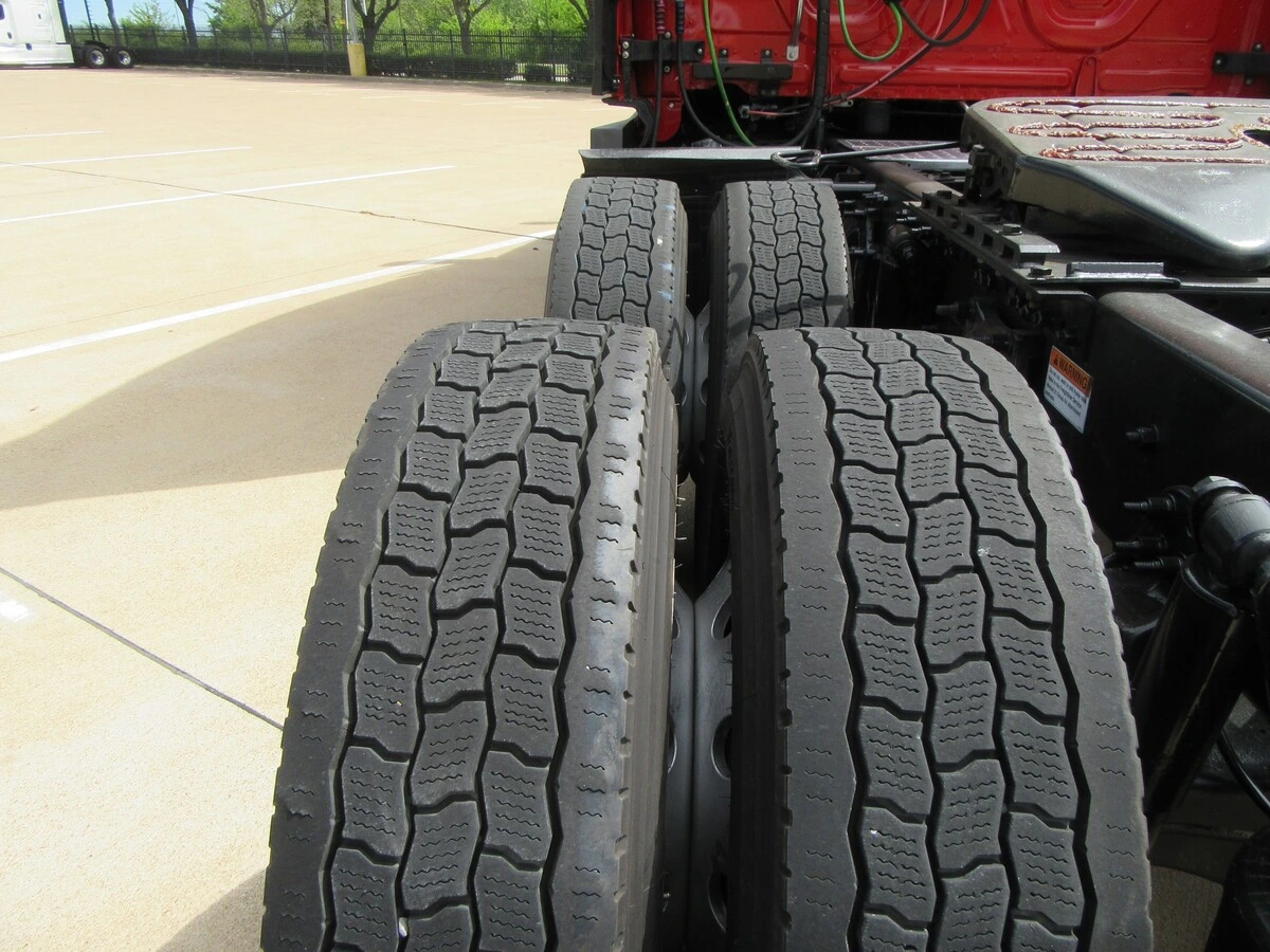 2022 Freightliner Cascadia - image 13