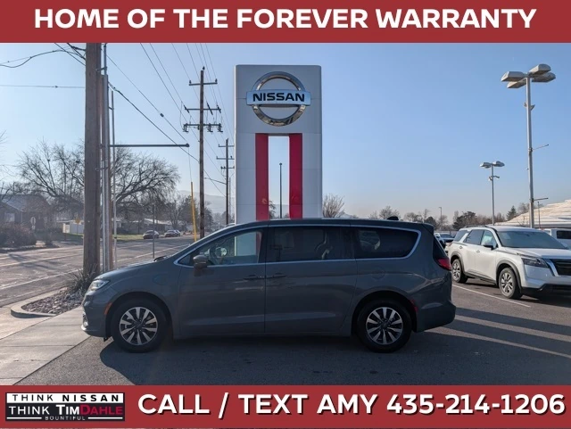 2022 Chrysler Pacifica Touring L's photo