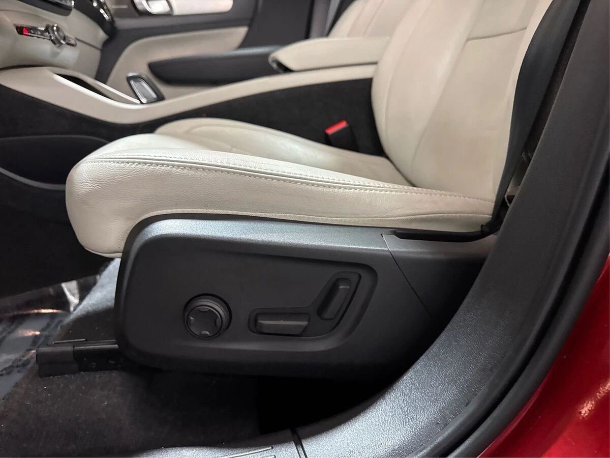 2021 Volvo - image 17