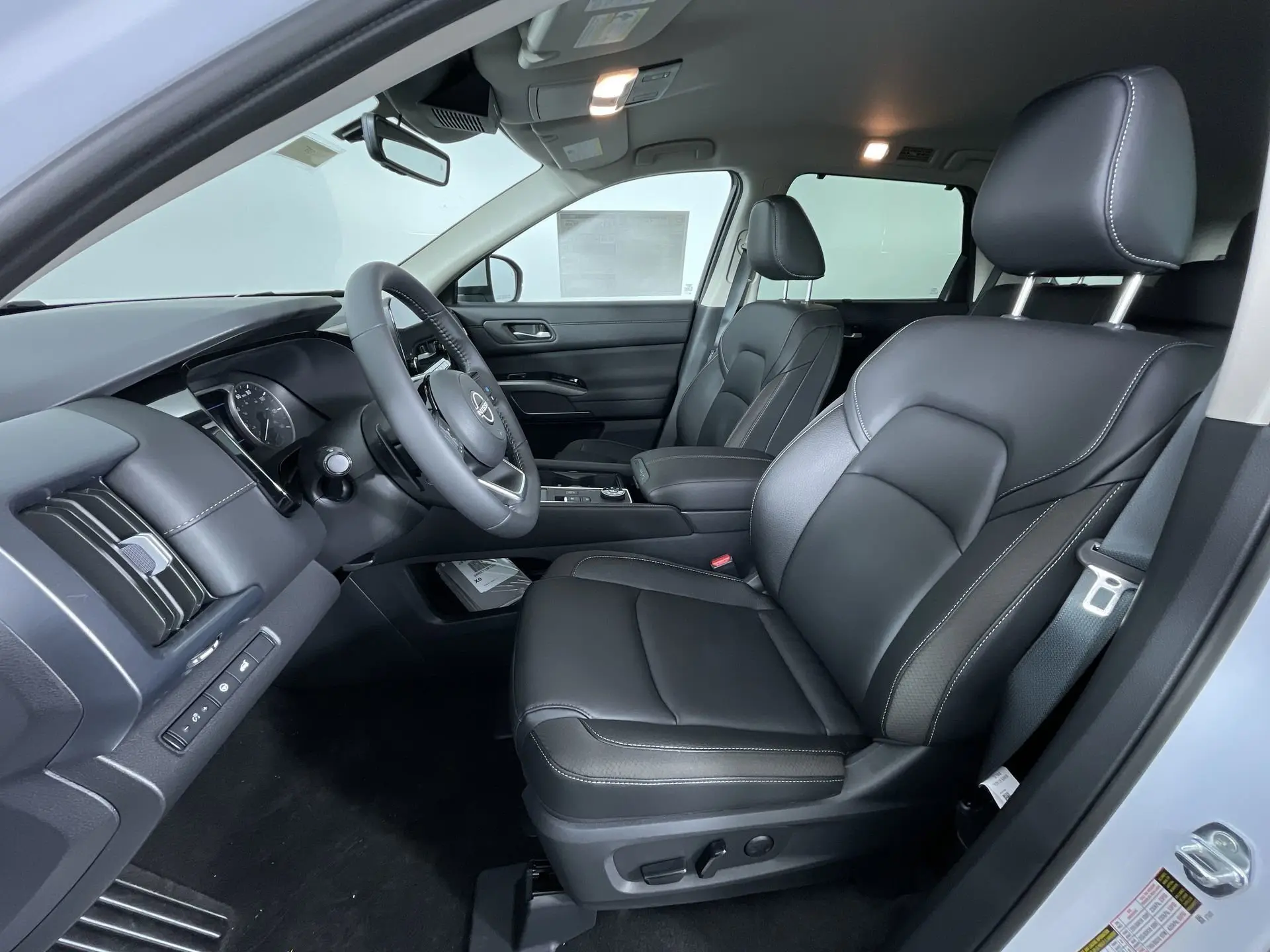 2025 Nissan Pathfinder SL photo 13