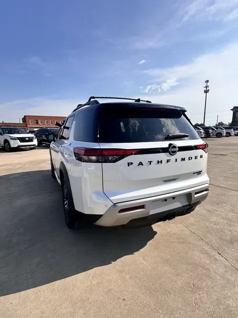 2025 Nissan Pathfinder Platinum photo 7