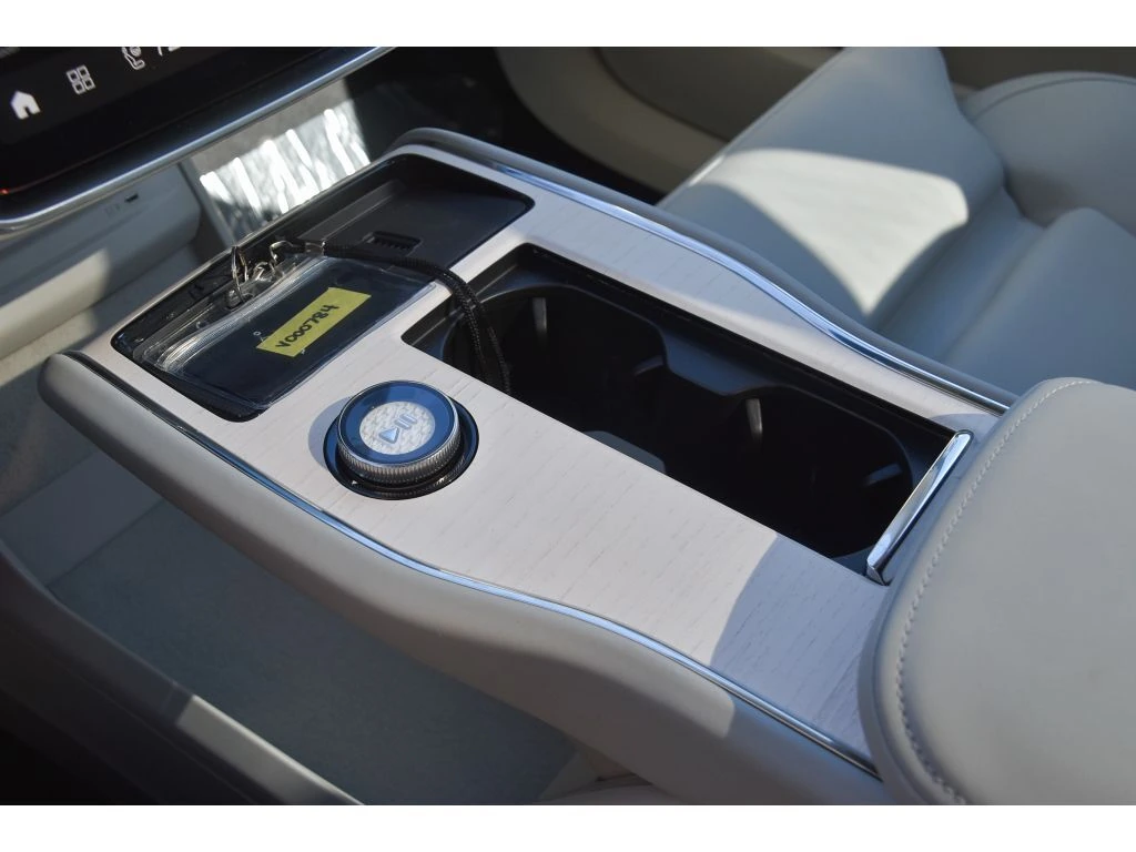 2025 Volvo - image 38