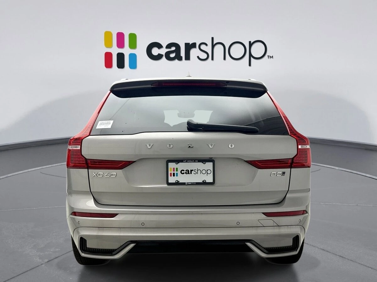 2025 Volvo - image 4