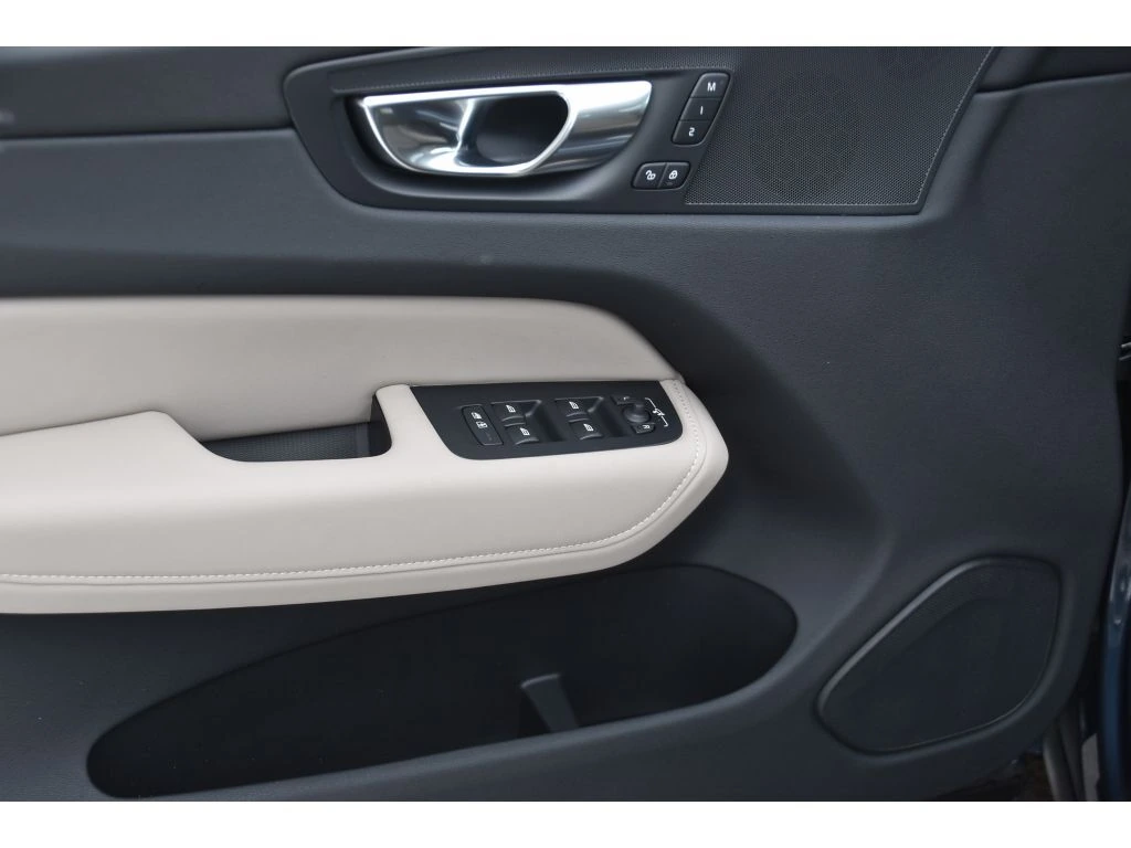 2026 Volvo - image 25