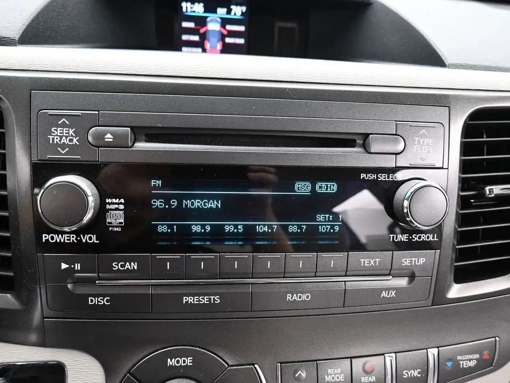 2014 Toyota Sienna LE photo 24
