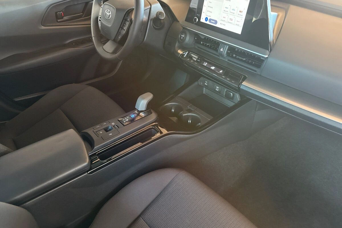 2025 Toyota Prius LE - Photo 16