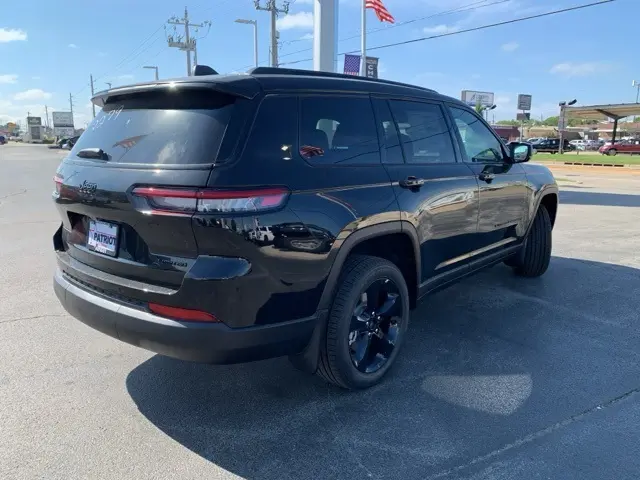 2025 Jeep Grand Cherokee Limited photo 2