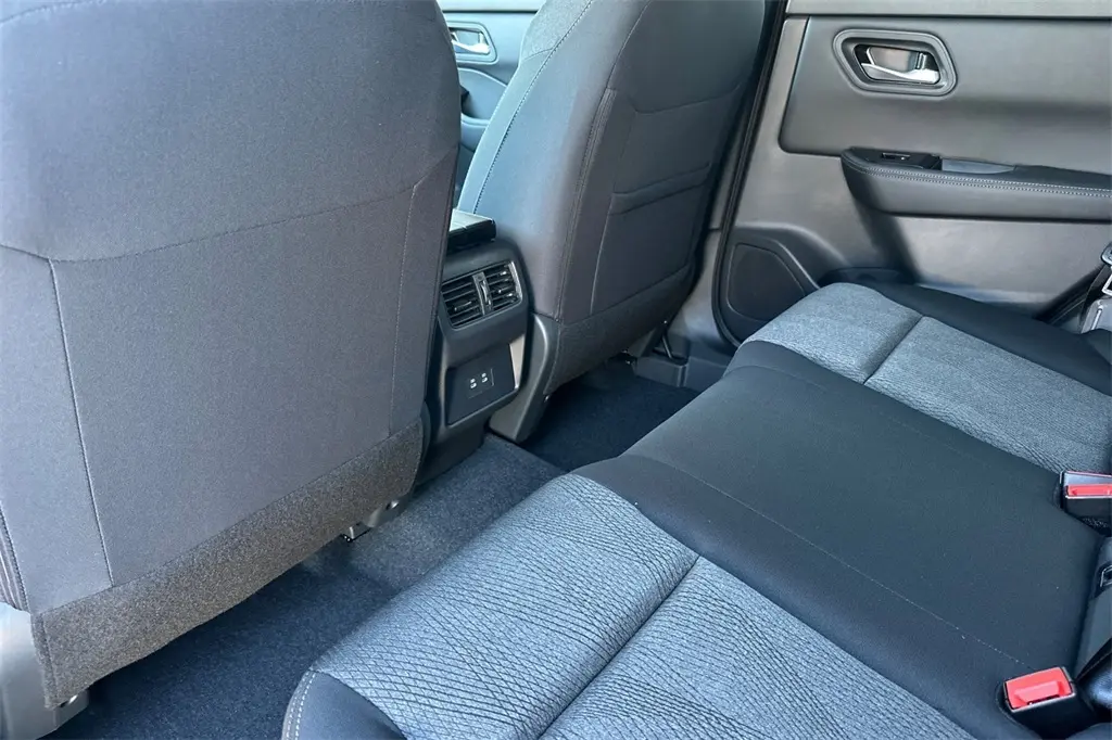 2026 Nissan Rogue SV photo 11