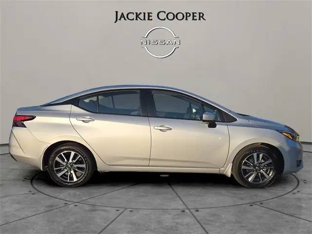 2025 Nissan Versa 1.6 SV photo 6