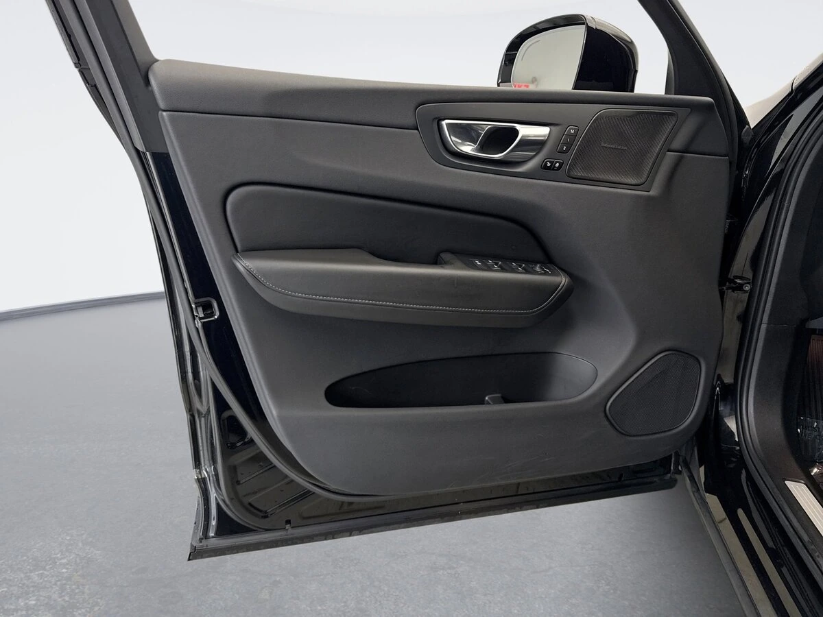 2022 Volvo - image 9