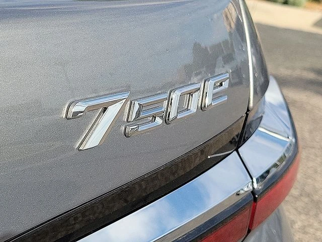 2026 BMW 7 Series 750e - Photo 9