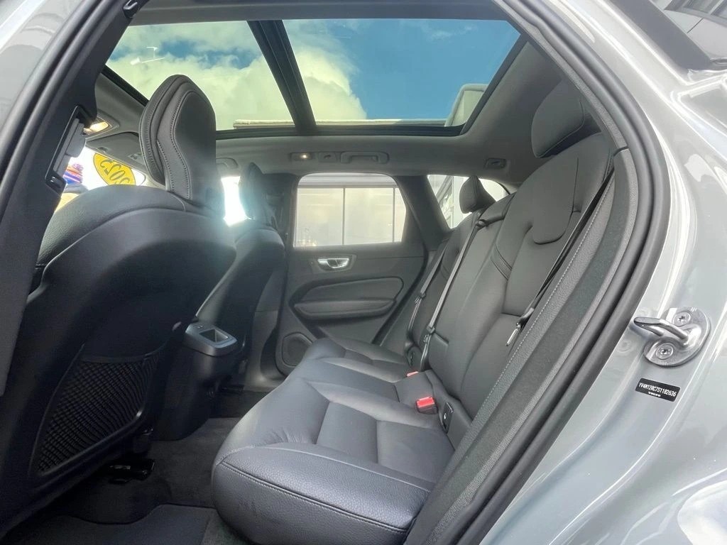 2025 Volvo - image 23