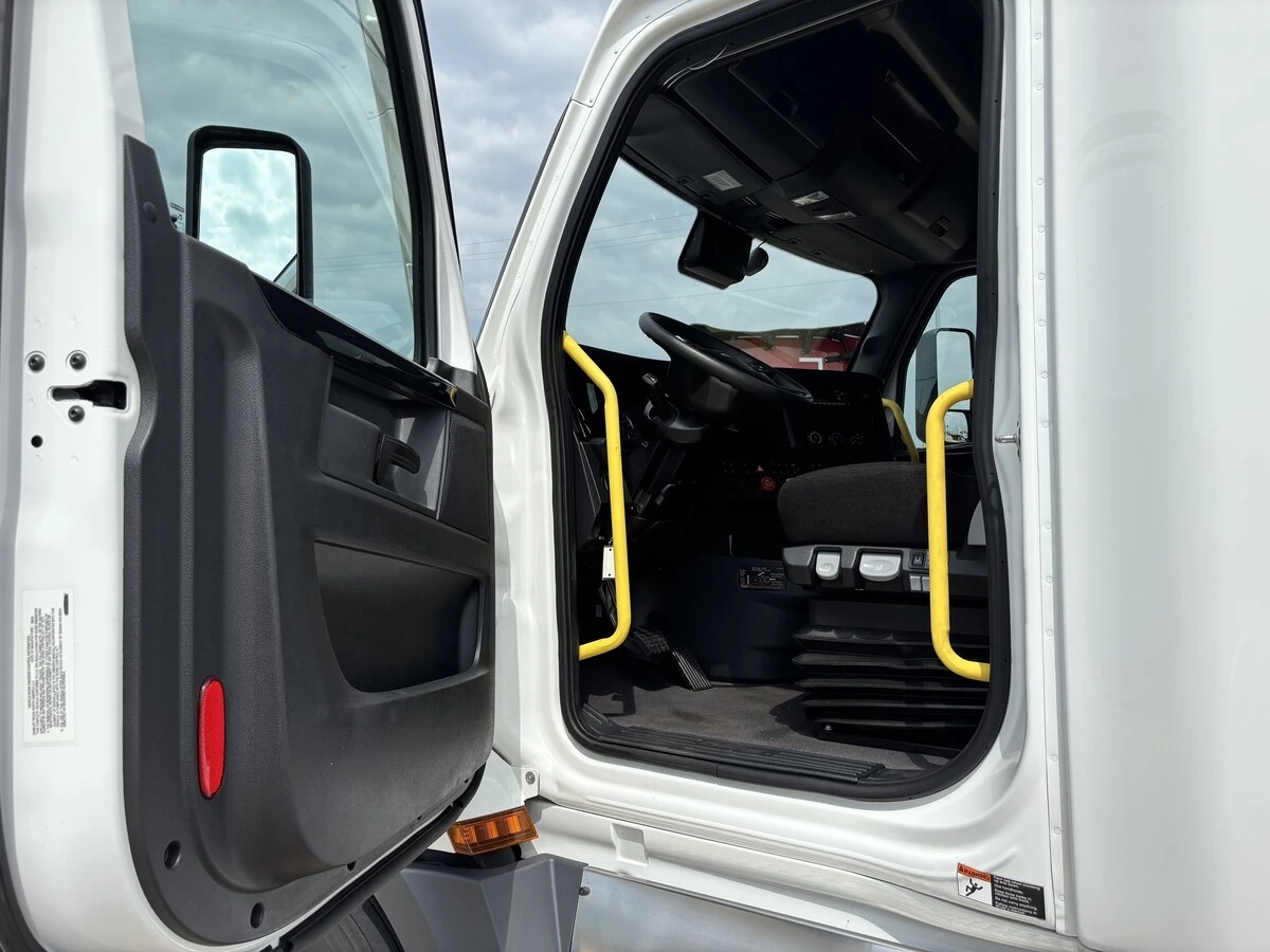 2025 Freightliner Cascadia — photo 8