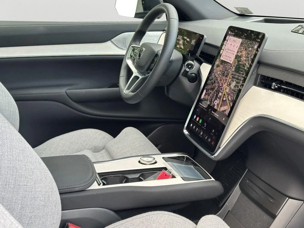 2025 Volvo - image 11