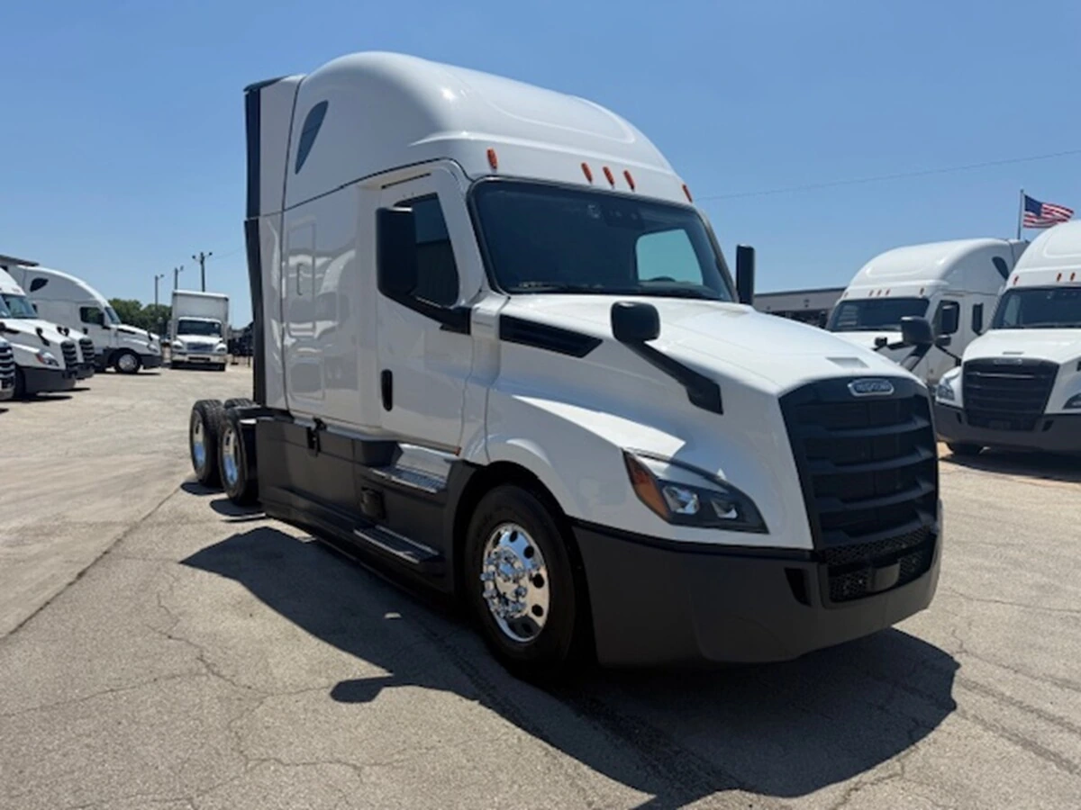 2025 Freightliner Cascadia — photo 2