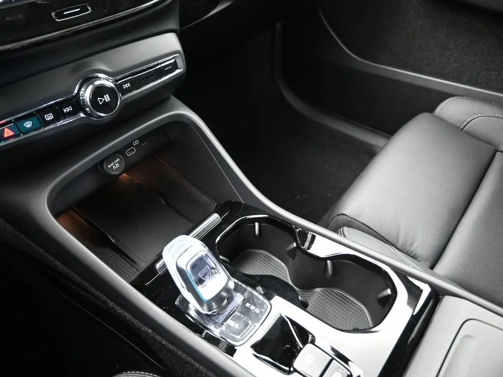 2025 Volvo - image 14