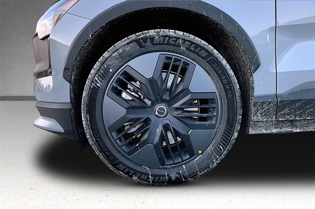 2026 Volvo - image 13