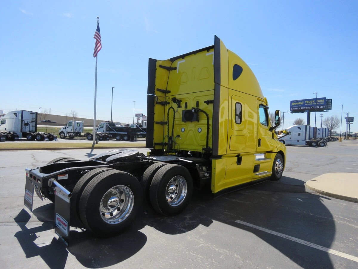 2022 Freightliner Cascadia - image 7